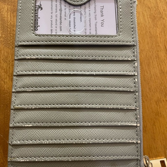 Elegant Gray Wallet with Gold Detail - Picture 5 of 10